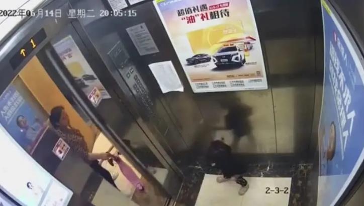 2岁女童被保姆遗留电梯后从8楼坠亡，监控记录揪心一幕