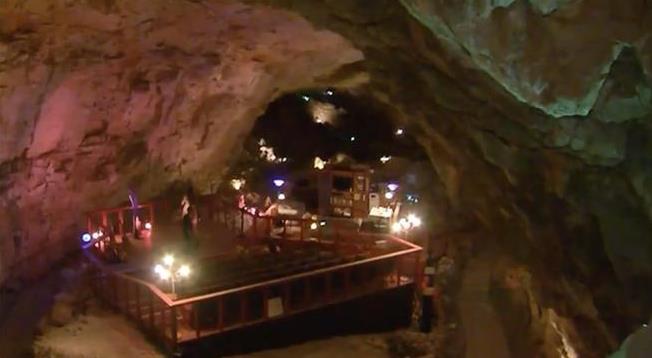 美国一大峡谷电梯故障，5名游客被困地下61米深的洞穴