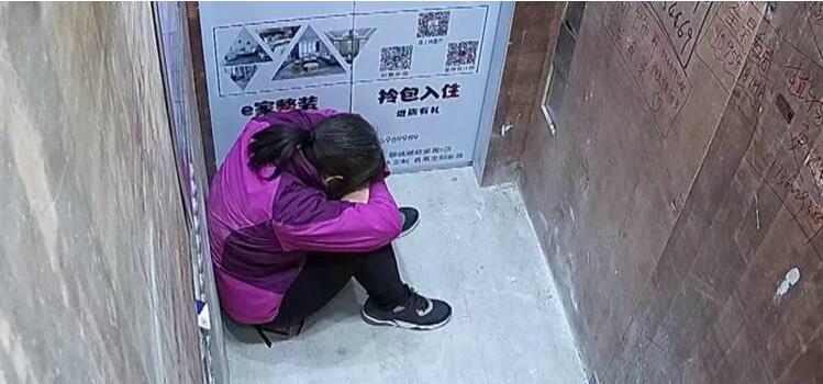 电梯突然下坠，杭州女住户安全逃生后吓得瘫坐在地