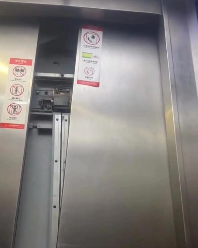 网曝一小区电梯从14层掉到5层、瞬间门散架、7人被困，物业称其紧急制动未下坠！